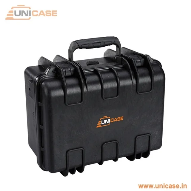 Compact robust hard plastic pistol carry case with handle